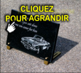 Voiture ancienne sur une plaque fun&eacute;raire en granit