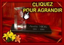Cube en verre grav&eacute; d'un portrait fix&eacute; sur un socle en granit