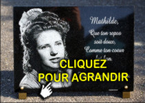 Photo grav&eacute;es sur une plaque fun&eacute;raire en granit