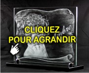 B&eacute;b&eacute; grav&eacute; sur une plaque mortuaire en verre