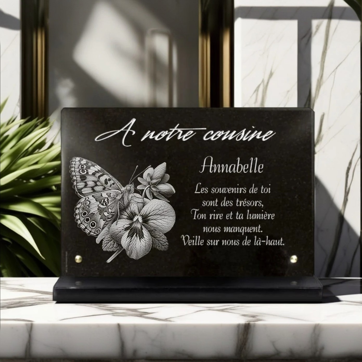 Plaque funéraire personnalisée avec papillon et fleurs (pensées)