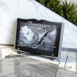 Gravure papillon et fleurs sur plaque mortuaire granit